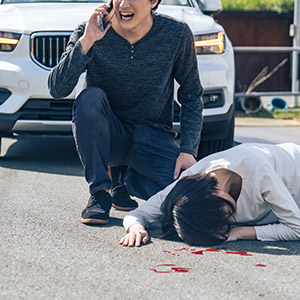 Pedestrian accident lawyer New Brunswick NJ – driver using smartphone to report traffic accident